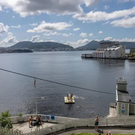 Charming Seaside In With Stunning Views Берген