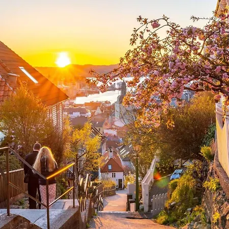 Апартаменты Charming Seaside In With Stunning Views